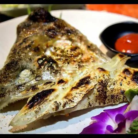 Hình ảnh SAKE ATAMA YAKI - Đầu cá hồi nướng muối 