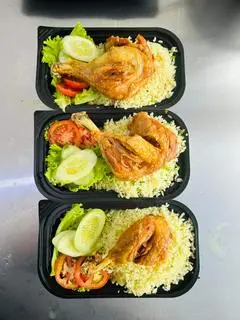 Hình ảnh Cơm Gà Xối Mỡ Đùi Tỏi