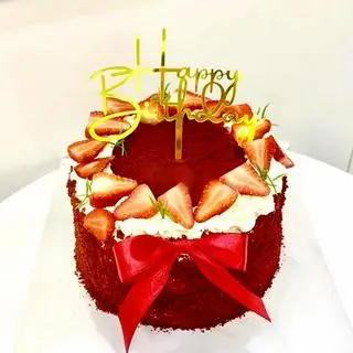 Hình ảnh (Có sẵn) Bánh sinh nhật Red Velvet phủ nhung đỏ và Dâu tây