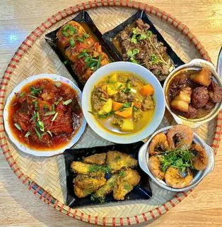 Hình ảnh Cơm thịt kho trứng - đậu phụ sốt cà chua