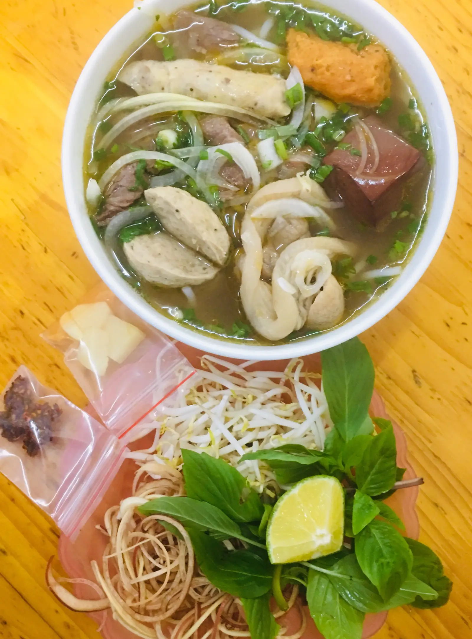 Hình ảnh Bún Bò Huế Bát Đầy Đủ