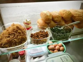 Hình ảnh Bánh mì  bì + xíu mại  size S + Nước sâm lạnh chai