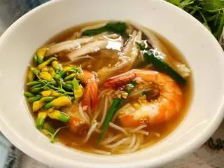 Hình ảnh Bún nước lèo + heo quay