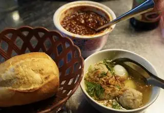 Hình ảnh Bánh mì xíu mại trứng cút 