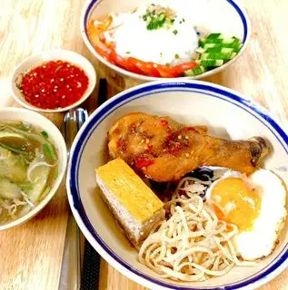 Hình ảnh Cơm Tấm Gà Chiên Mắm + Bì Chả Trứng Ốp (Đùi Lớn)
