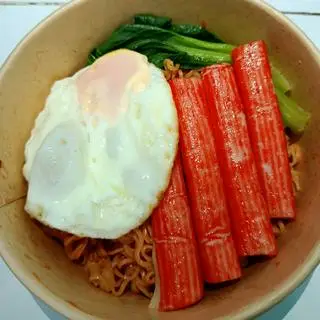 Hình ảnh Mì trộn thanh cua trứng ốp la 