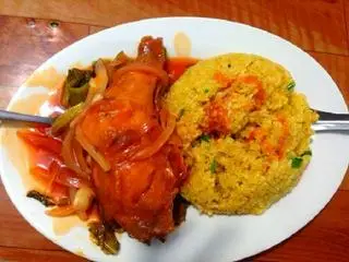 Hình ảnh Cơm Rang Đùi Gà Xối Mắm