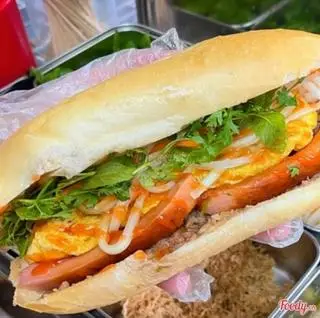 Hình ảnh Bánh mì pate trứng xúc xích