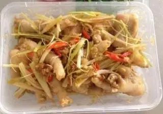 Hình ảnh Chân gà rút xương xào xả ớt 5c