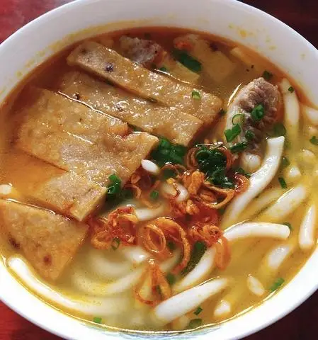 Hình ảnh Bánh canh thịt ghẹ + 6 chả cá chiên + huyết + trứng cút 