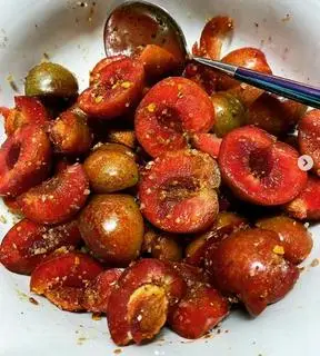 Hình ảnh Mận hậu lắc muối ớt 