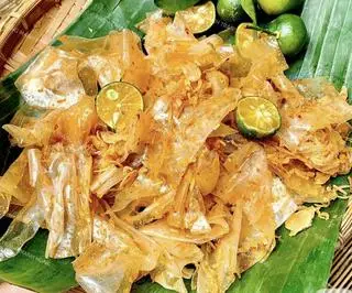 Hình ảnh Bánh tráng trộn sa tế hành phi (đã có 2 trứng)