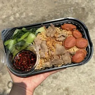 Hình ảnh Mì Xào Thịt Xúc Xích