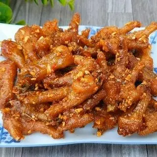 Hình ảnh Chân gà rút xương chiên mắm tỏi 