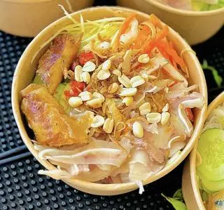 Hình ảnh Bún nước tương tai heo luộc ( tăng ly coca)