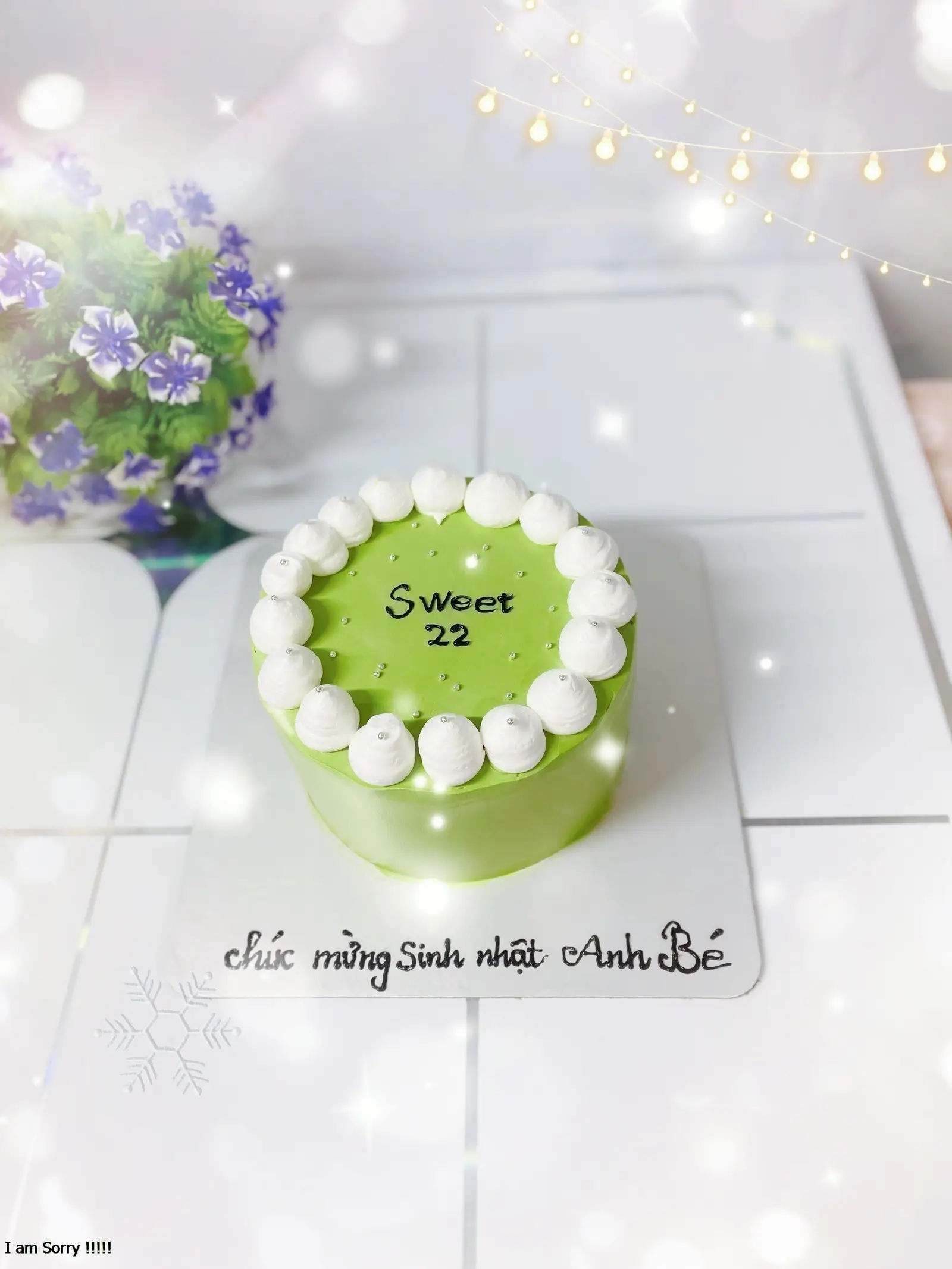Hình ảnh bánh kem nền xanh sò trắng