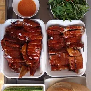 Hình ảnh Vịt quay da giòn 1/2 con + 6 bánh bao