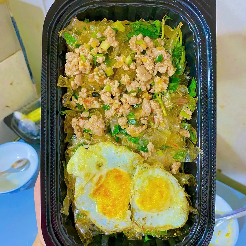 Hình ảnh Bánh tráng mỡ hành thịt bằm trứng chiên