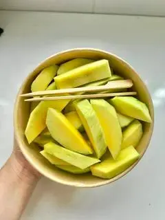 Hình ảnh Xoài cắt sẵn không lắc - kèm muối ớt chua cay