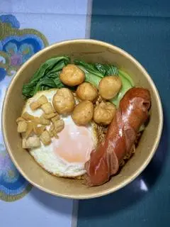 Hình ảnh Mì trộn xúc xích cá viên trứng + 1 chai sâm lạnh đường phèn