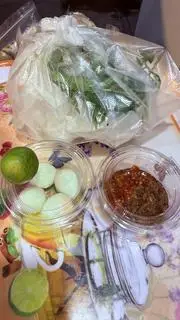 Hình ảnh Bánh Tráng Chấm Sốt Siêu Cay ( Nên Thử )