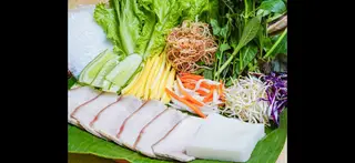 Hình ảnh Bánh tráng cuốn thịt luộc rau rừng