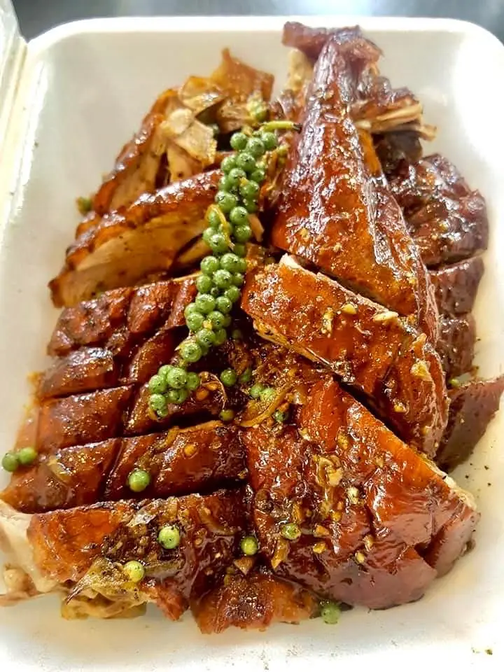 Hình ảnh Vịt nướng tiêu nguyên con   