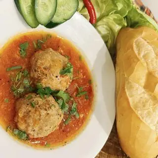 Hình ảnh Bánh mì xíu mại cà chua 