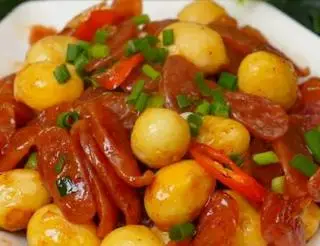 Hình ảnh cơm Lạp xưởng kho trứng cút 