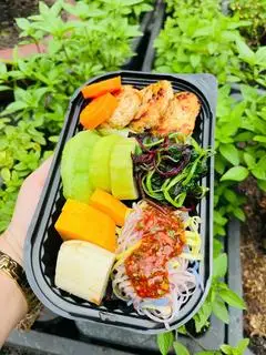 Hình ảnh Thịt viên rau củ áp chảo, cơm lứt/khoai lang, salad