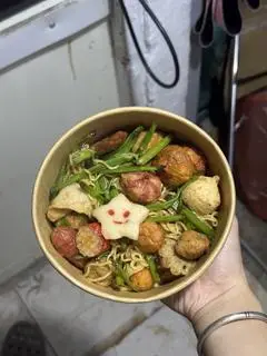 Hình ảnh Viên chiên xào rau muống phần lớn