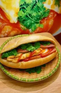 Hình ảnh Bánh mì kẹp Pate Xúc xích