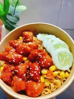 Hình ảnh Mì trộn gà sốt cay Hàn Quốc