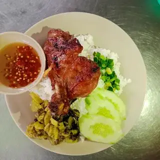 Hình ảnh cơm tấm đùi gà nướng 