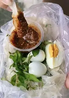 Hình ảnh Bánh tráng chấm sốt ớt / tắc
