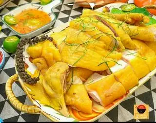 Hình ảnh 1 Con Gà Ủ Muối Hoa Tiêu ( Chân Đầu Đầy đủ ) Tặng kèm 4 Cái Bánh Bao 
