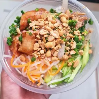 Hình ảnh bún thit xào +chả giò 