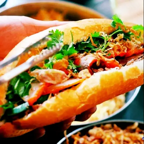 Hình ảnh Bánh mì chả trứng ốp la 