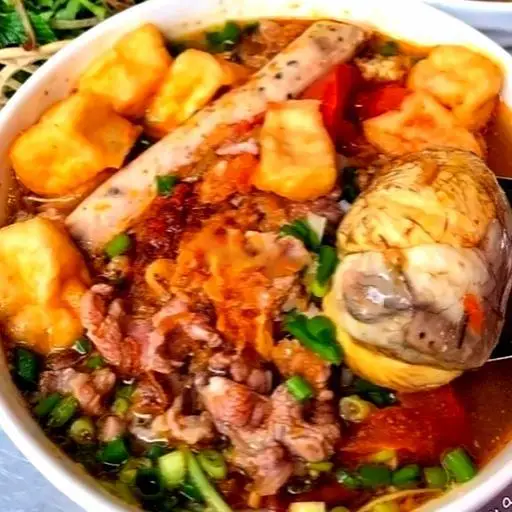 Hình ảnh Bún riêu cua giò trứng vịt lộn