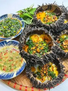 Hình ảnh Nhum nướng trứng cút mở hành