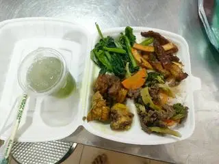 Hình ảnh cơm bò xào + thịt rang dừa+gà rang gừng 