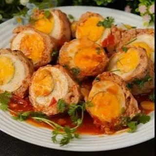 Hình ảnh Cơm xíu mại bọc trứng sốt cà + nước