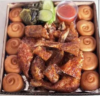 Hình ảnh Combo 3: 1 con gà + 10 bánh bao