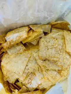 Hình ảnh Bánh Tráng Muối Tỏi Cay (x.ike)