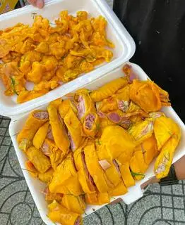Hình ảnh combo: 1 con gà ủ muối + 1 khay chân gà+ 1 coca