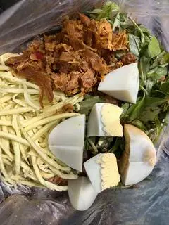 Hình ảnh Bánh tráng trộn thập cẩm- Trứng và khô mực