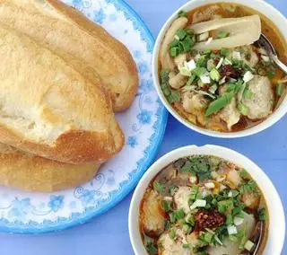 Hình ảnh Bánh mì xíu mại truyền thống