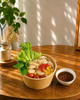 Hình ảnh Bún nước tương ăn với ức gà áp chảo