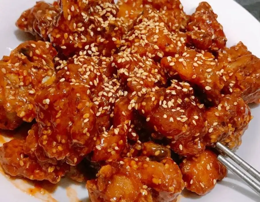 Hình ảnh cơm gà viên sốt cay ngọt 