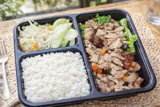 Hình ảnh Cơm gà sốt nấm